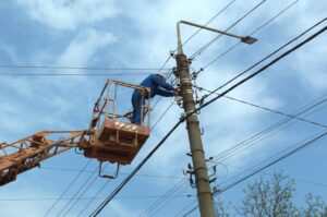 Вісім діб без світла: енергетики відновили електропостачання у трьох селах Біленьківської громади