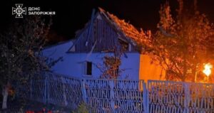 Нічні удари по селищу під Запоріжжям: постраждала жінка, сталися пожежі, — ФОТО