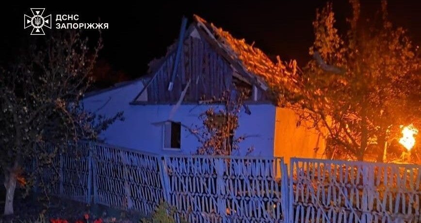 Нічні удари по селищу під Запоріжжям: постраждала жінка, сталися пожежі, — ФОТО