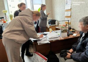 Продавали незареєстровані ліки для онкохворих: у Запоріжжі викрито завідувачку відділення лікарні та менеджера аптеки 