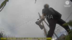 У Запоріжжі чоловік напав па патрульних із сокирою, — ВІДЕО