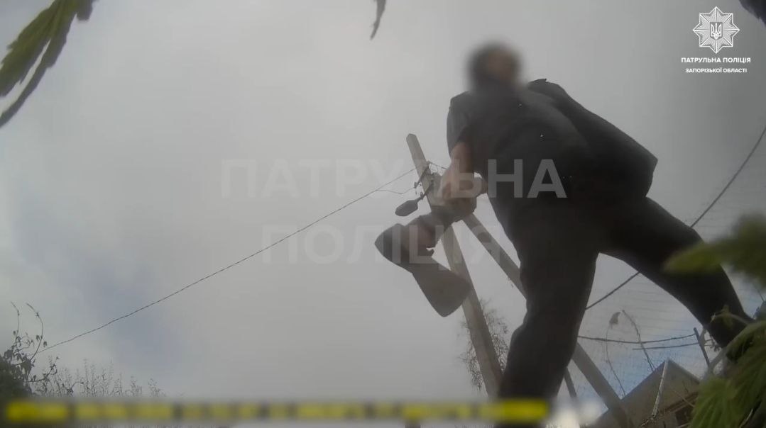 В Запорожье мужчина напал на патрульных с топором, — ВИДЕО