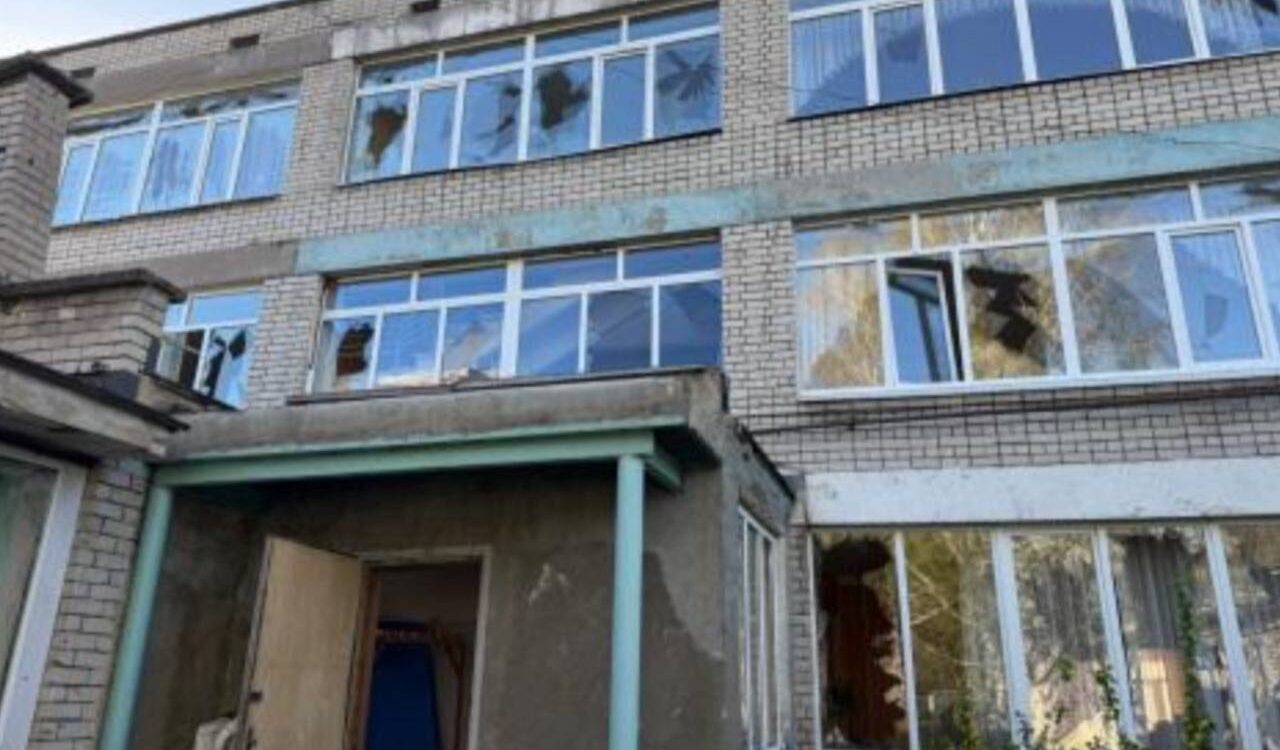 Войска РФ бьют по Запорожью и громадам области: повреждены учебное заведение и дом