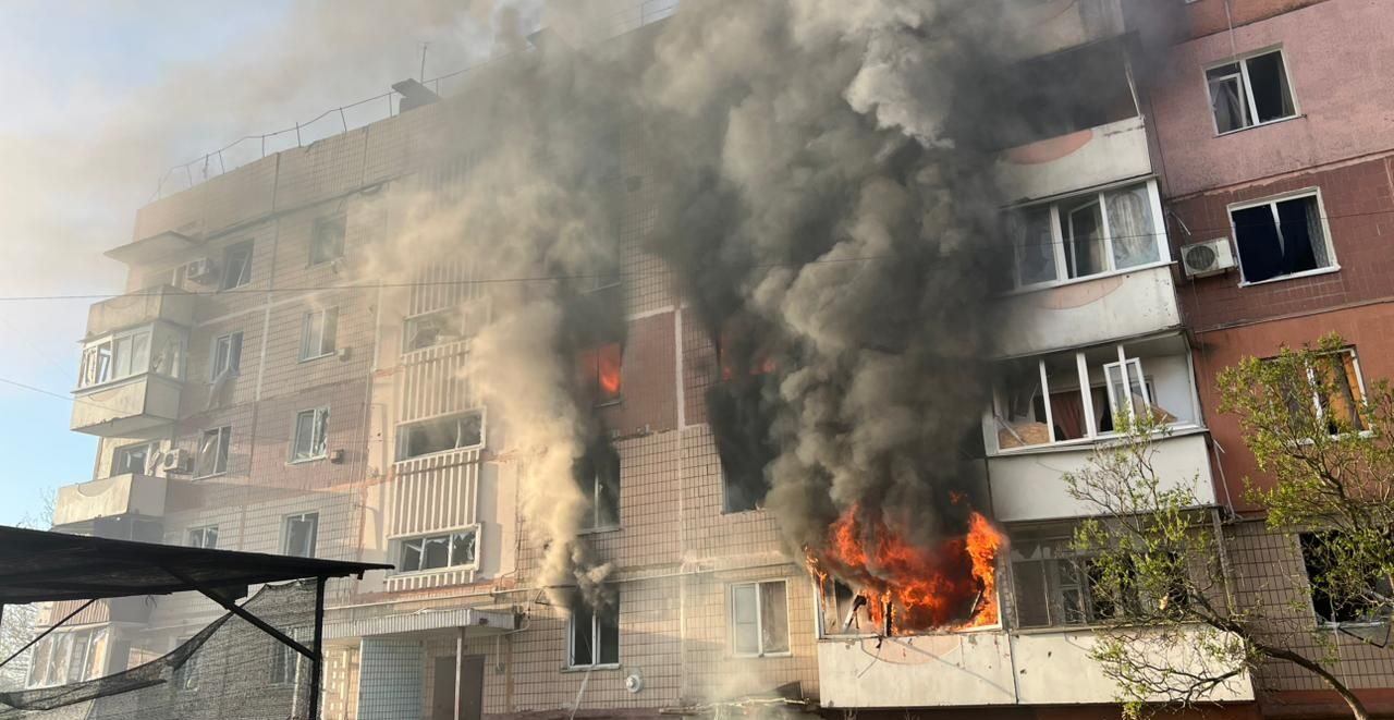 Через російський удар палала п’ятиповерхівка: рятувальники показали кадри з місця пожежі у Запорізькому районі, — ФОТО