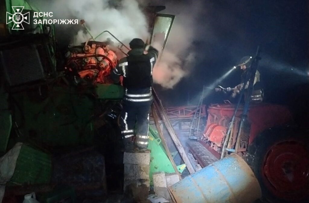 Горіли покрівля багатоповерхівки, склад та трактор: наслідки російських ударів по Запорізькому району, — ФОТО