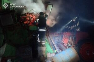 Горели кровля многоэтажки, склад и трактор: последствия российских ударов по Запорожскому району, — ФОТО