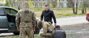 Обіг зброї у Запорізькій області: двох чоловіків підозрюють у незаконному продажі гранатомета та гранат, — ФОТО