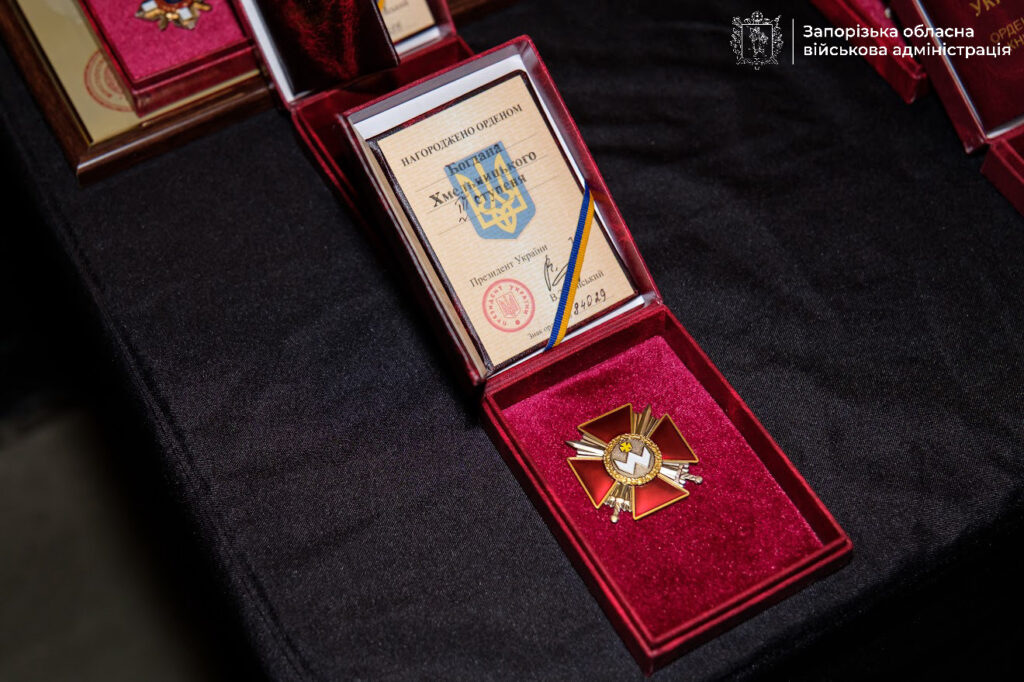 Рідним полеглих та зниклого безвісти захисників із Запорізької області передали нагороди (ФОТО)