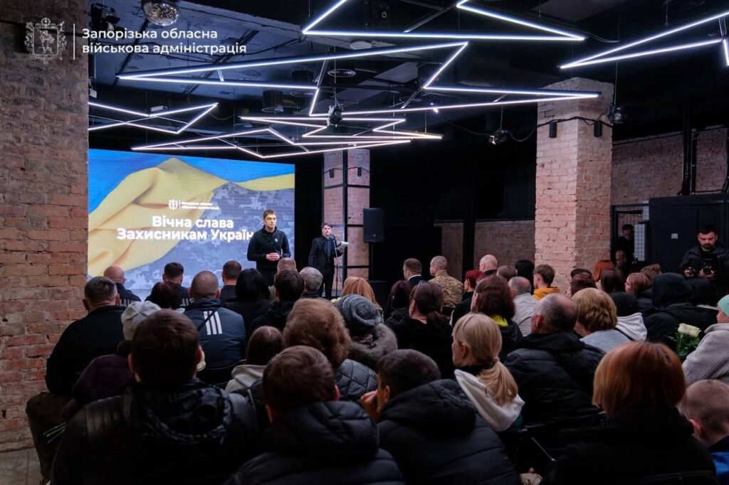 Рідним полеглих та зниклого безвісти захисників із Запорізької області передали нагороди (ФОТО)