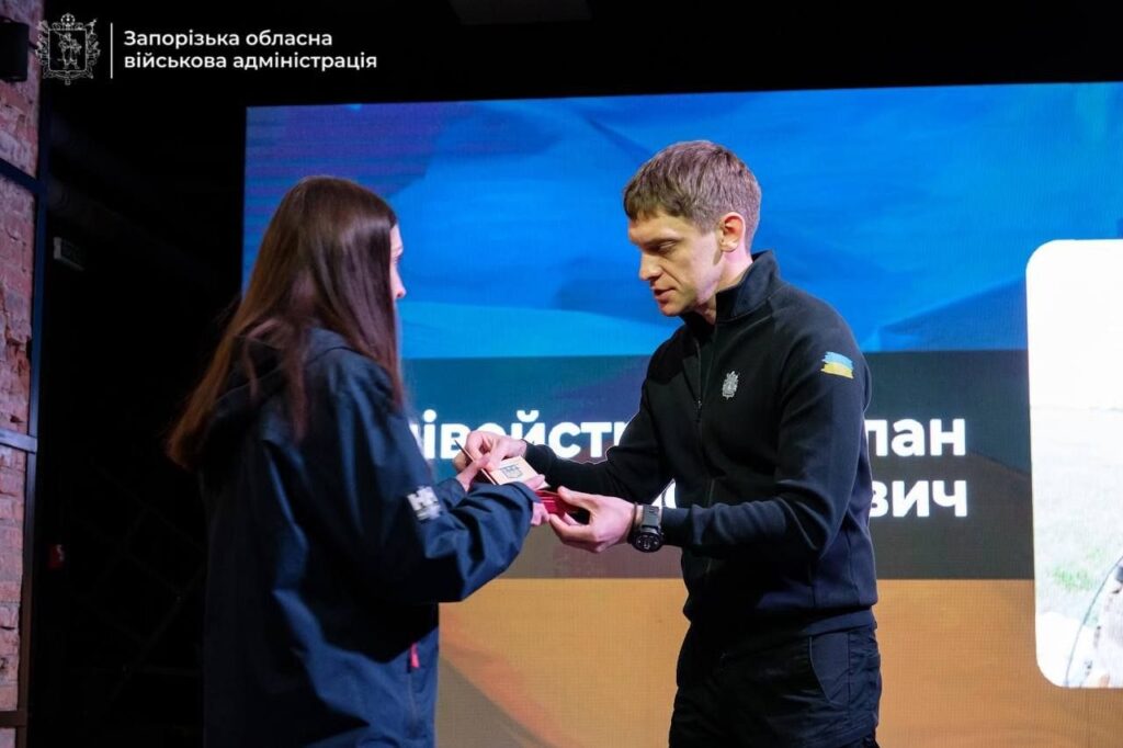 Рідним полеглих та зниклого безвісти захисників із Запорізької області передали нагороди (ФОТО)