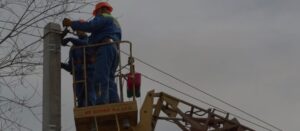 Обесточивание после ночных российских обстрелов: сегодня энергетики возвращают свет 2,5 тысячам потребителей в прифронтовых запорожских громадах, — ФОТО