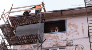 Планируют завершить до конца года: в центре Запорожья восстанавливают многоэтажку, поврежденную российским ударом, — ФОТО, ВИДЕО