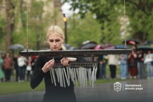 Еще 85 «колокольчиков» появились на «Дереве памяти» в Запорожье, — ФОТО