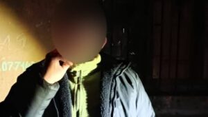 У Запоріжжі поліцейські охорони затримали чоловіка, який погрожував зброєю в приміщенні ТЦ, — ФОТО