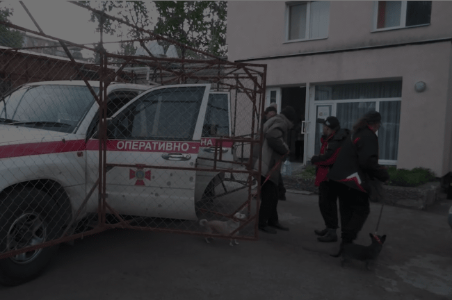 Виїжджали під безперервне відлуння вибухів: з селища у Запорізькій області евакуювали родину, — ВІДЕО
