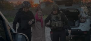На світанку та під загрозою дронів: поліцейські та волонтери евакуювали ще сімох людей із прифронтових запорізьких сіл, — ВІДЕО