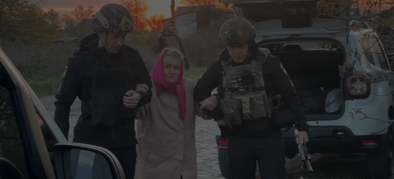 На світанку та під загрозою дронів: поліцейські та волонтери евакуювали ще сімох людей із прифронтових запорізьких сіл, — ВІДЕО