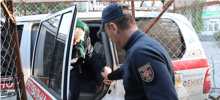 «Дроны кружат над крышами домов»: спасатели эвакуировали пожилую женщину из прифронтовой громады Запорожской области, — ВИДЕО