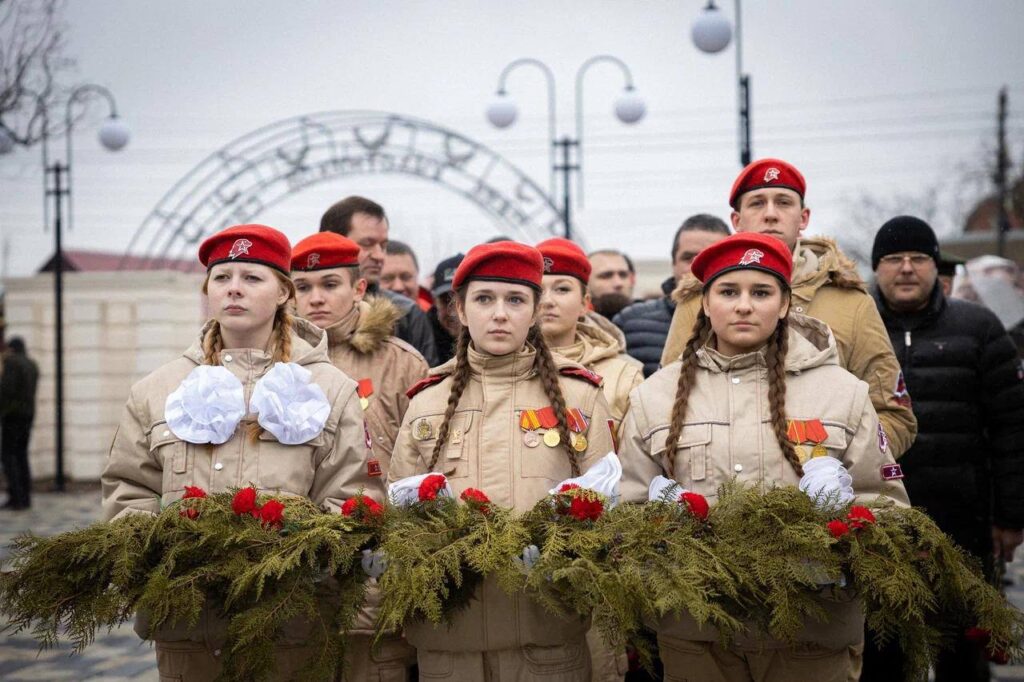 Покладання квітів у парку «учасників СВО» в Мелітополі
