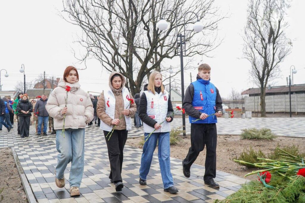 Покладання квітів у парку «учасників СВО» в Мелітополі