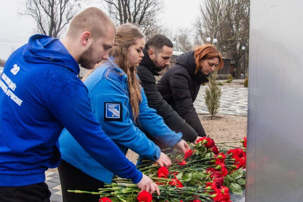Покладання квітів у парку «учасників СВО» в Мелітополі