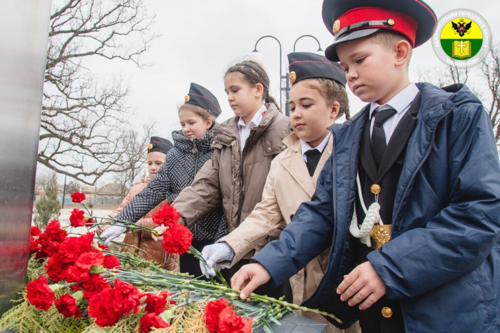 Покладання квітів у парку «учасників СВО» в Мелітополі
