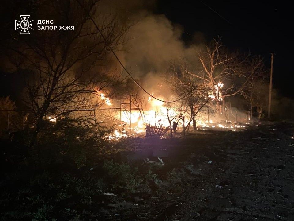 В пригороде Запорожья горели жилые дома из-за российских обстрелов
