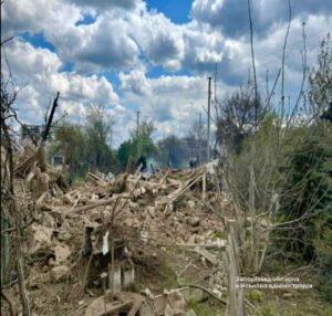 Одна людина загинула, ще двоє, зокрема дитина, поранені: ворог вдарив по Запорізькому району