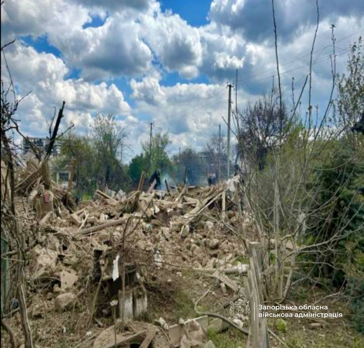 Одна людина загинула, ще двоє, зокрема дитина, поранені: ворог вдарив по Запорізькому району