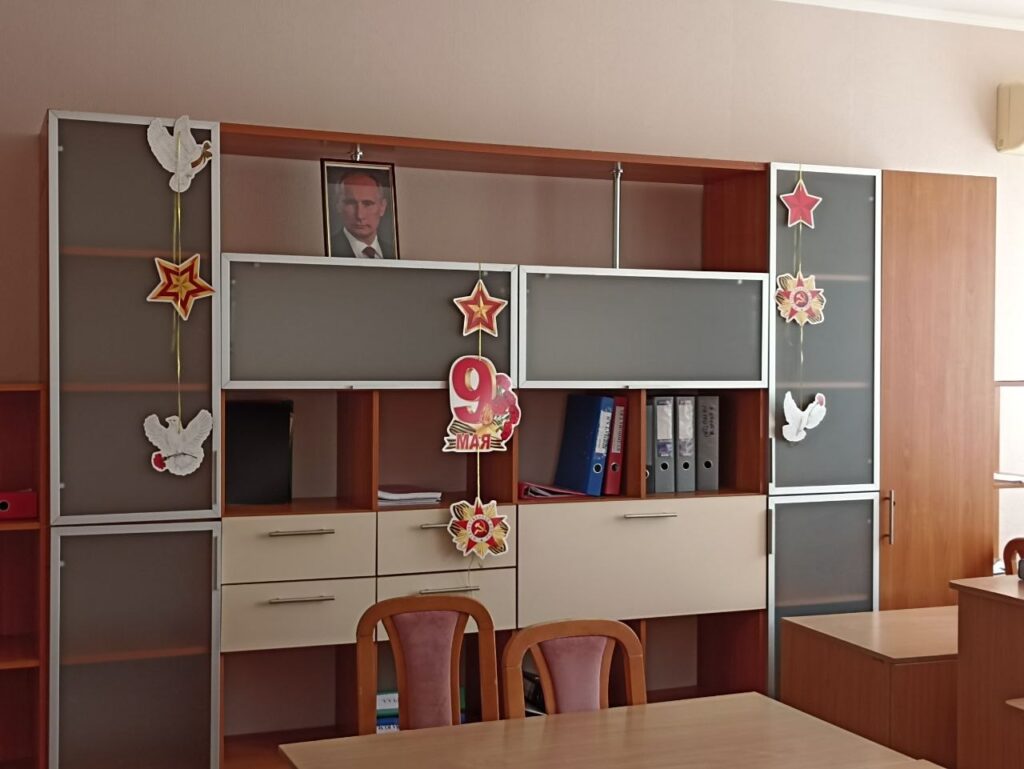 Запорізькій область в окупації: «вікна перемоги» георгіївськими стрічками та радянською символікою.