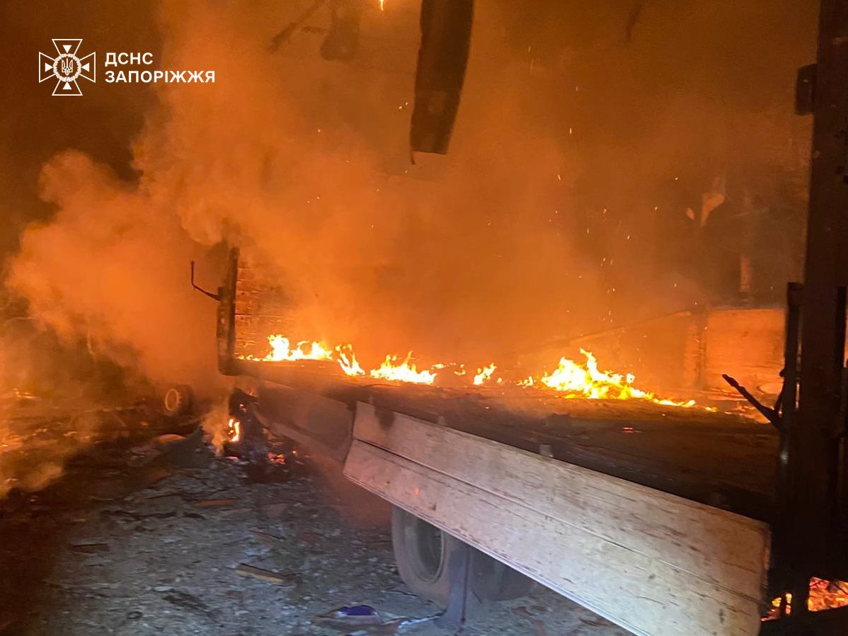 Горіла адмінбудівля, вантажівка та газова труба через ворожі удари по Запорізькому районі, — ФОТО