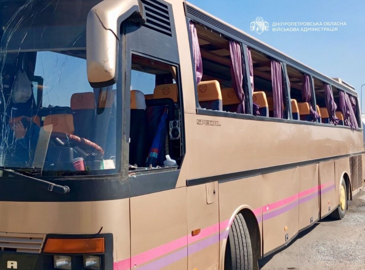 Росіяни вдарили дроном поблизу автобуса, яким їхали запорізькі діти на відпочинок, — ФОТО