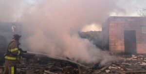Будинки, автівки та суха рослинність: через російські удари по Запорізькому району сталося сім пожеж за добу, — ФОТО