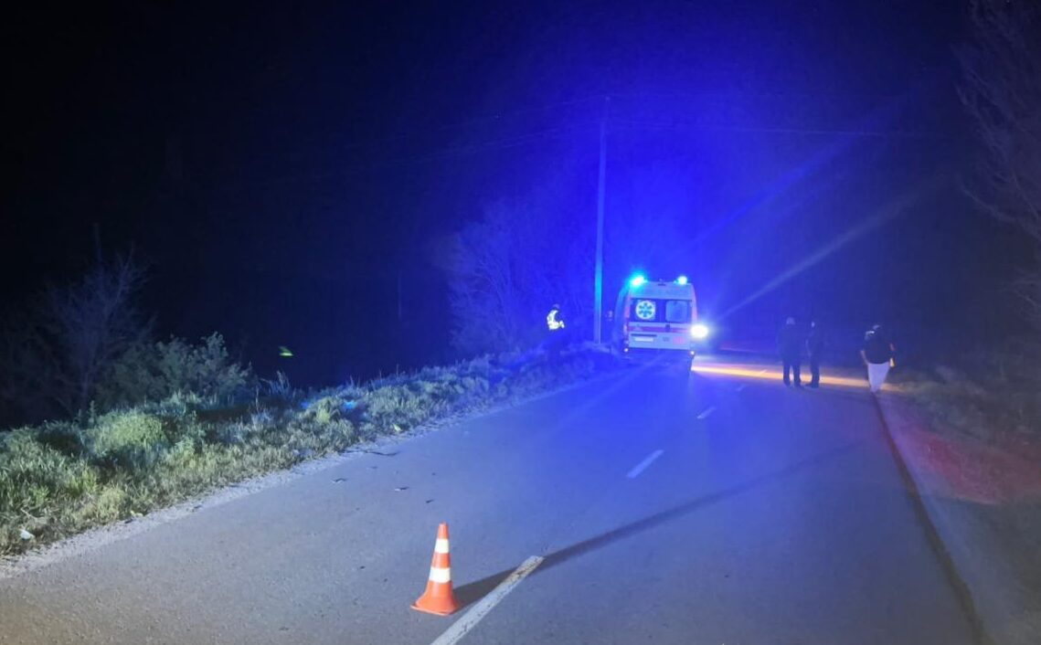 У Запорізькому районі між двома селами неповнолітній мотоцикліст збив пішохода: обох доставили у лікарню, — ФОТО