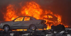 Ворог атакував КАБами Запоріжжя: є загиблі та постраждалі, палають підприємство, магазин й авто, — ФОТО, ВІДЕО