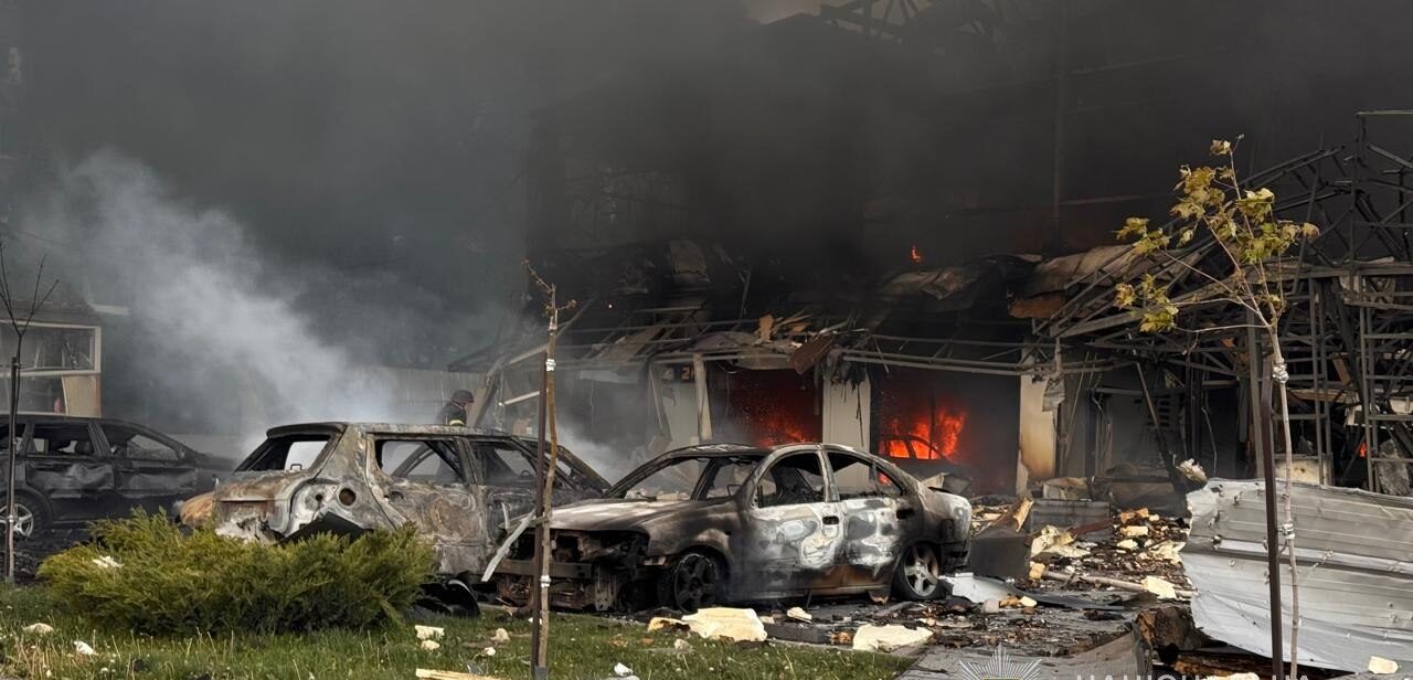 12 загиблих та понад 40 постраждалих: сьогодні у Запоріжжі оголошено День жалоби через російську атаку на місто