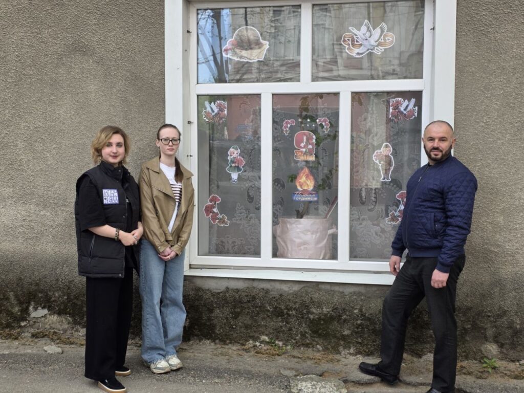 Запорізькій область в окупації: «вікна перемоги» георгіївськими стрічками та радянською символікою.