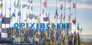 Руйнування та пошкоджені прапори: російські війська обстріляли оріхівську стелу, — ФОТО