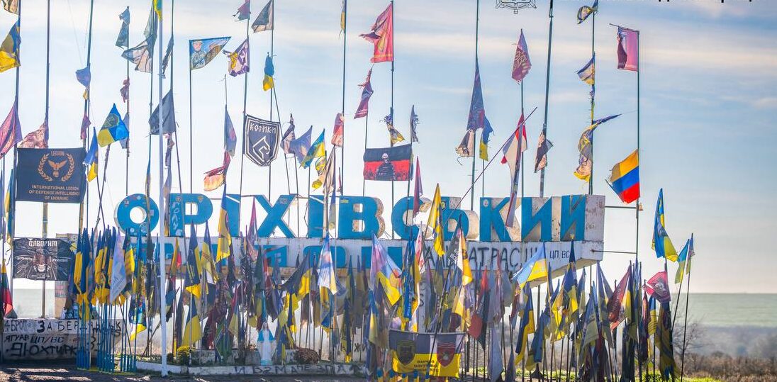 Руйнування та пошкоджені прапори: російські війська обстріляли оріхівську стелу, — ФОТО