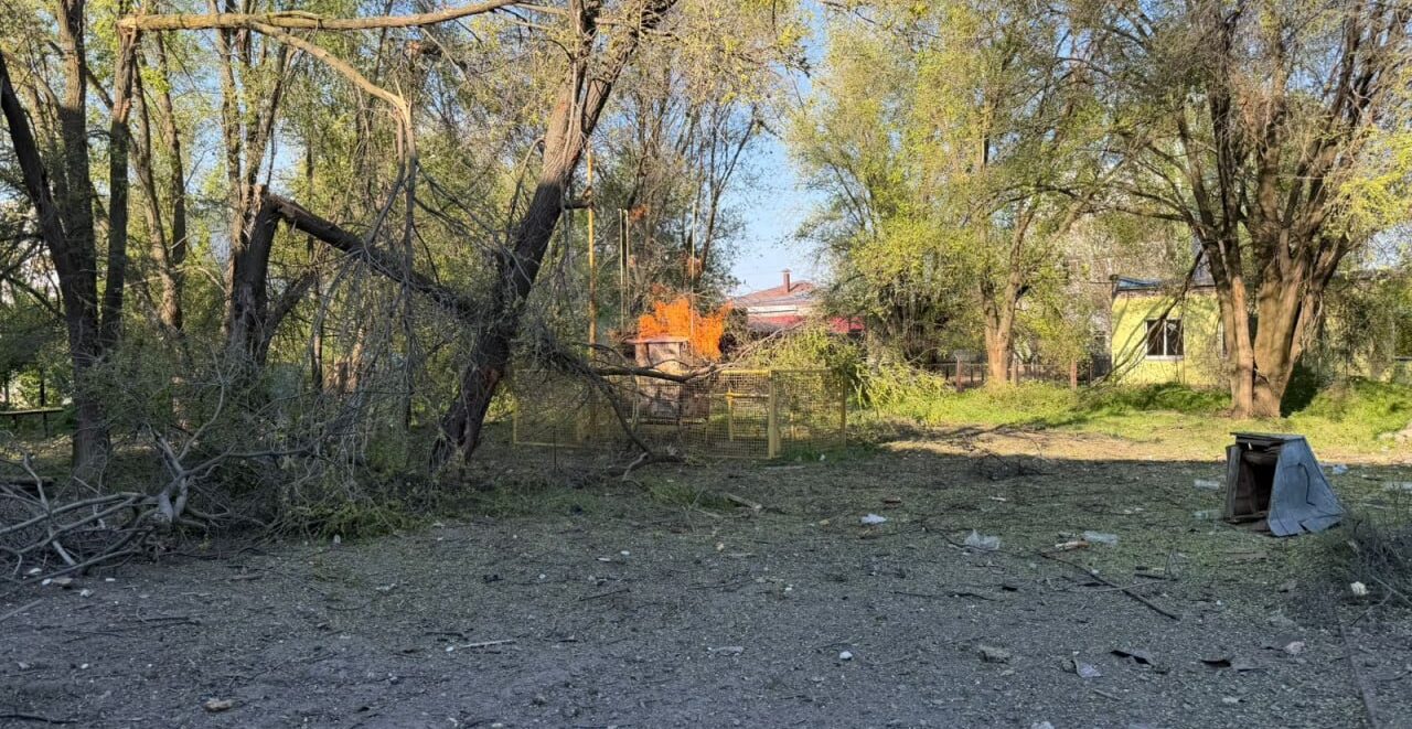Удари по будинках та палаюча трава: рятувальники розповіли про наслідки російських обстрілів Запорізької області за добу, — ФОТО