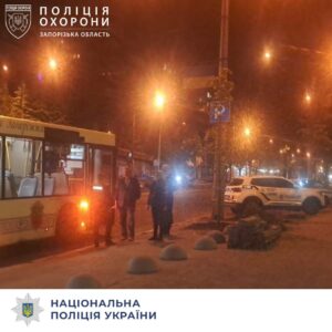 Распылил огнетушитель в салоне и ударил водителя: запорожские правоохранители задержали мужчину, который напал на водителя автобуса