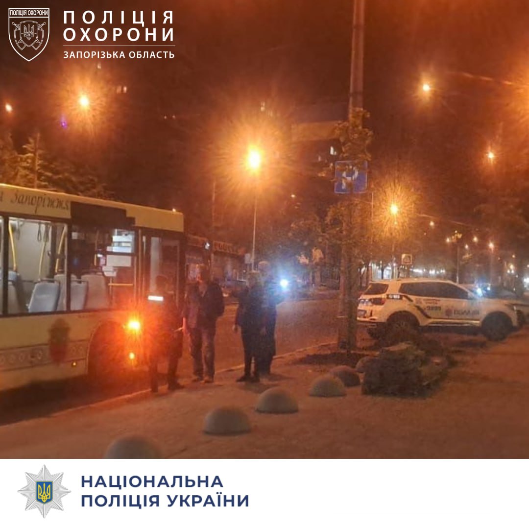 Розпилив вогнегасник у салоні та вдарив водія: запорізькі правоохоронці затримали чоловіка, який напав на керманича автобуса