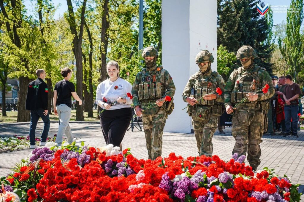 9 травня в окупованих містах Запорізької області організували церемонії покладання квітів до меморіалів Другої світової війни.