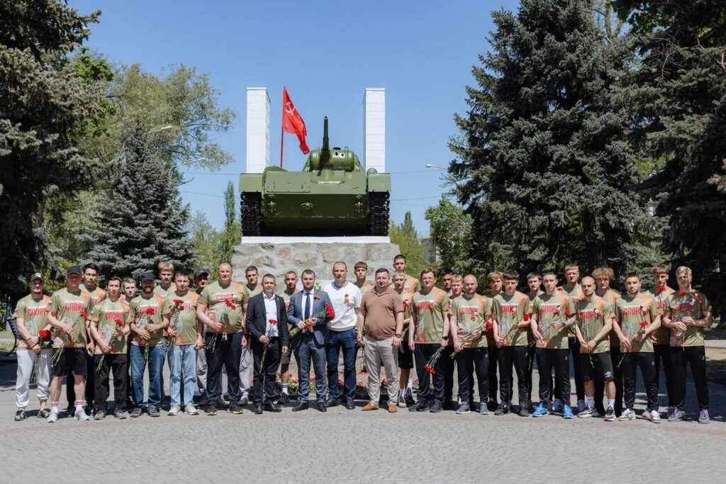 9 травня в окупованих містах Запорізької області організували церемонії покладання квітів до меморіалів Другої світової війни.