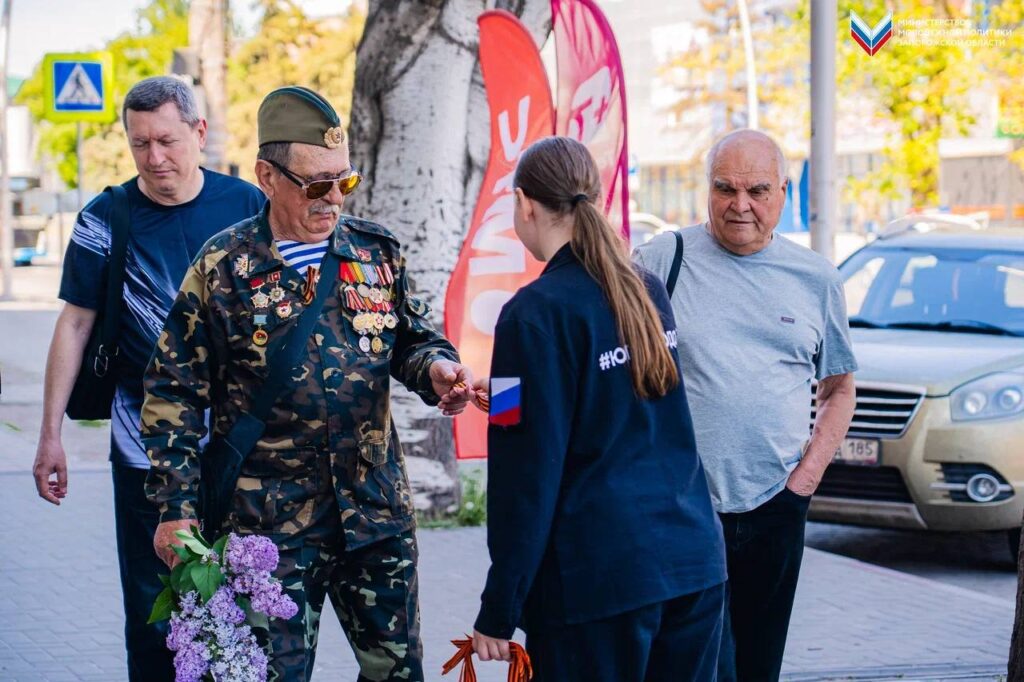 У Мелітополі роздали понад дві тисячі георгіївських стрічок.