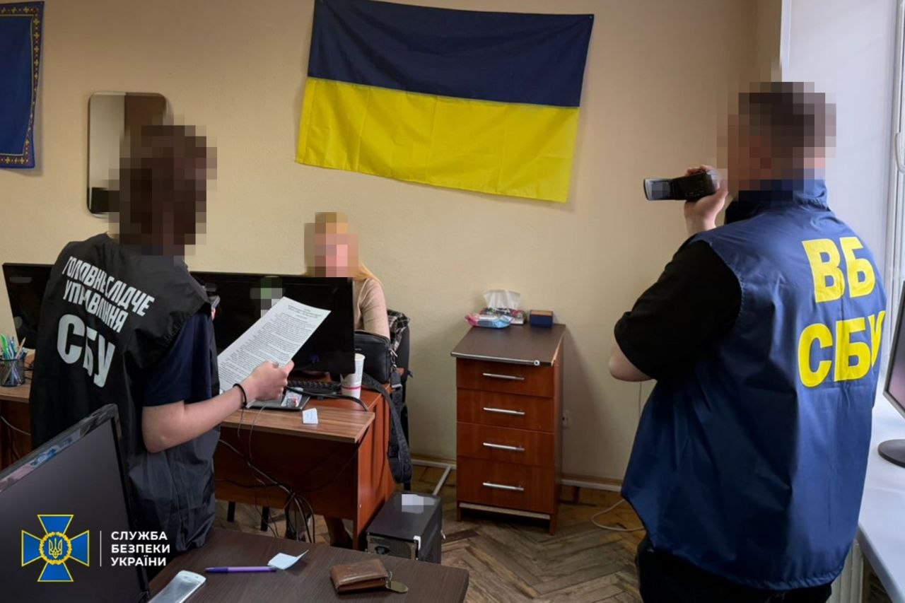 Мешканець Бердянська завербував доньку: жінка передавала росіянам персональні дані співробітників СБУ