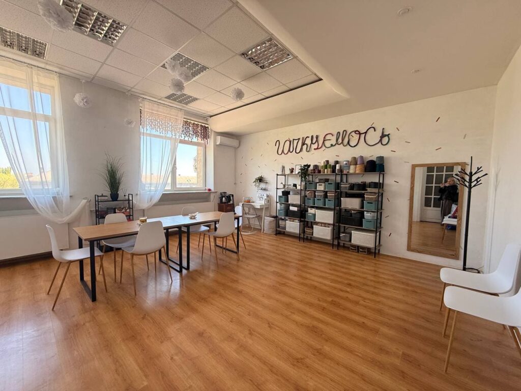 Студія  в’язання «Гачкуємось» у Запоріжжі знаходиться за адресою: проспект Соборний,158, офіс 604. 