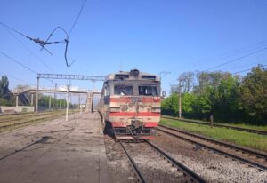 Ворог атакував приміський поїзд у Запорізькій області: поранено двоє пасажирів, — ФОТО
