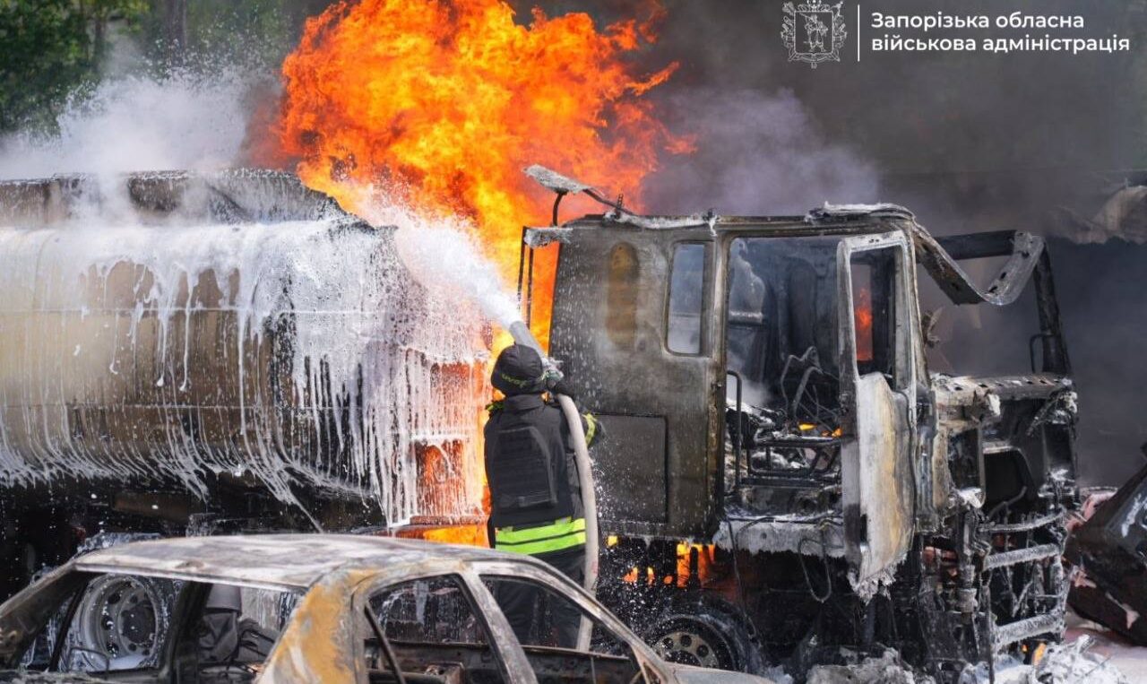 Удар по Запоріжжю: є загиблий та поранені, палала цистерна, — ФОТО, ВІДЕО