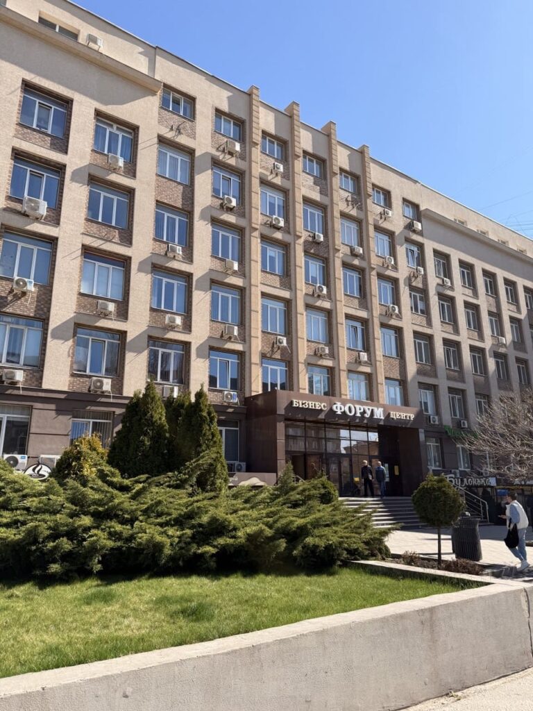 Студія  в’язання «Гачкуємось» у Запоріжжі знаходиться за адресою: проспект Соборний,158, офіс 604. 